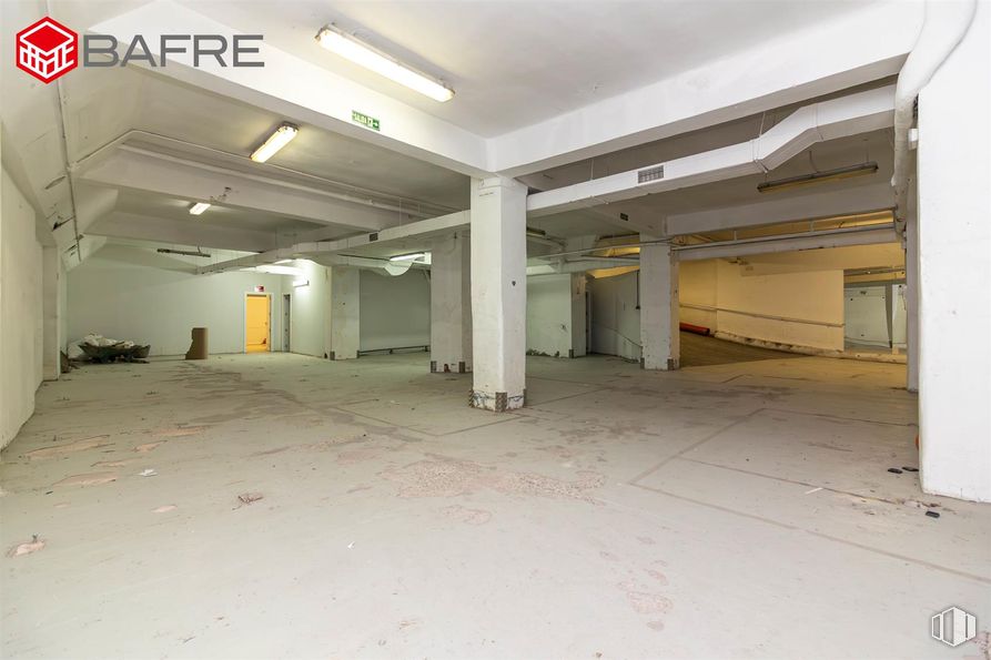 Retail for rent at Calle Santa Engracia, Chamberí, Madrid, 28010 with light fixture, lighting, floor, flooring, ceiling, composite material, hall, concrete, parking lot and basement around