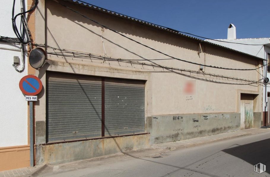 Land for sale at Calle Nueva, Las Pedroñeras, Cuenca, 16660 with window blind, sky, window, residential area, asphalt, facade, gas, road, city and brick around