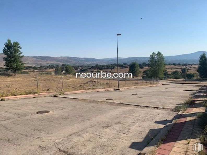 Land for sale at Calle Puente Pasil, El Tiemblo, Ávila, 05270 with street light, sky, plant, ecoregion, mountain, tree, asphalt, road surface, land lot and cloud around