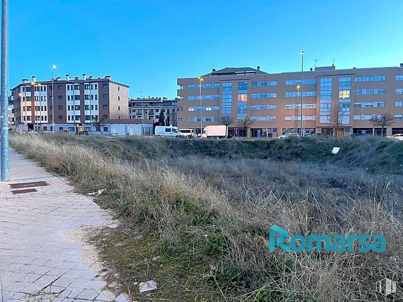 Land for sale at Avenida Derechos Humanos, Ávila, 05003 with building, sky, daytime, plant, street light, window, urban design, neighbourhood, residential area and city around