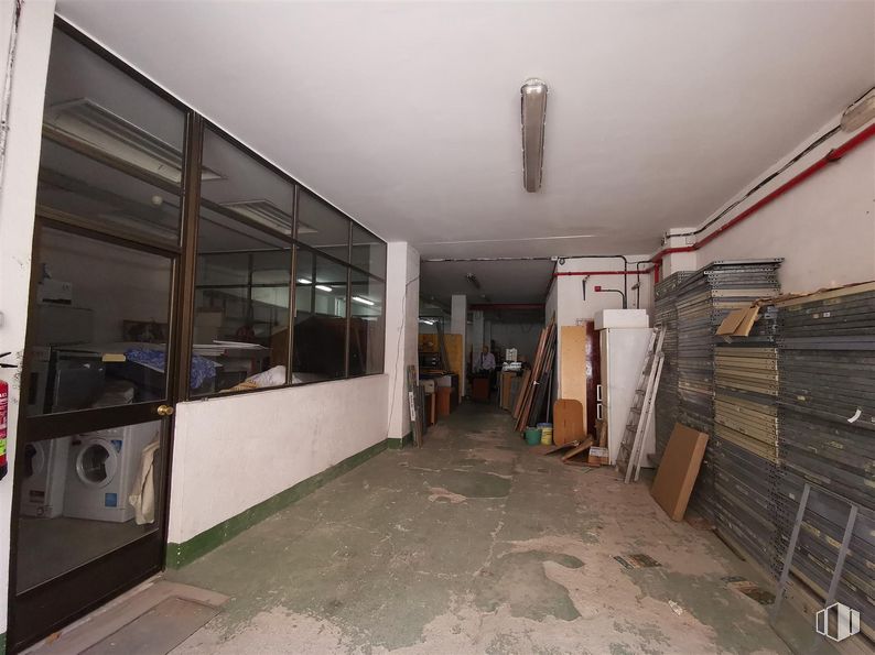 Nave en alquiler y venta en Calle Valencia Don Juan, San Sebastián de los Reyes, Madrid, 28700 con lámpara, suelo, suelos, techo, gas, madera, hall, estantería, madera dura y planta de interior alrededor