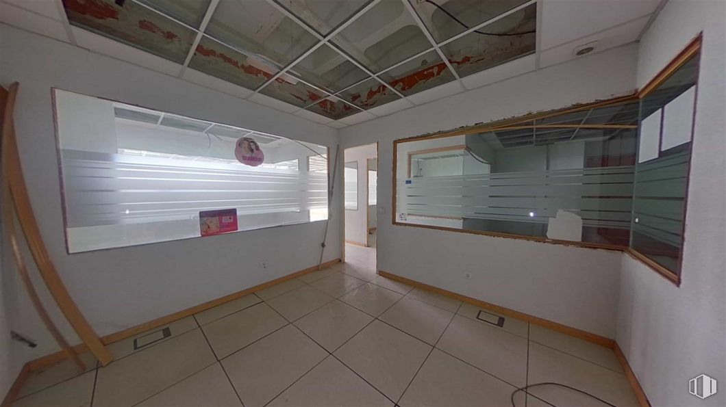 Office for sale at Avenida Democracia, Puente de Vallecas, Madrid, 28031 with interior design, wood, hall, building, flooring, ceiling, space, fixture, glass and event around