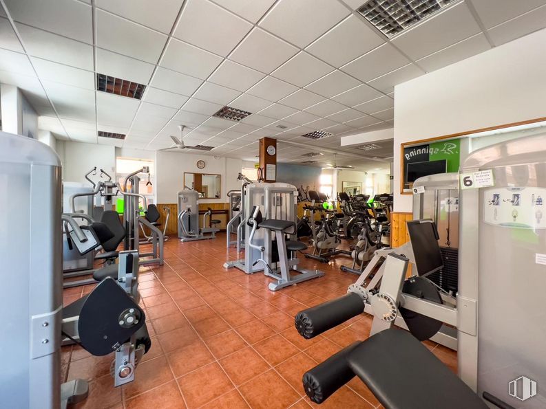 Retail for sale at Calle Eras, Ávila, 05002 with building, exercise machine, interior design, flooring, gym, floor, automotive design, gas, physical fitness and exercise around