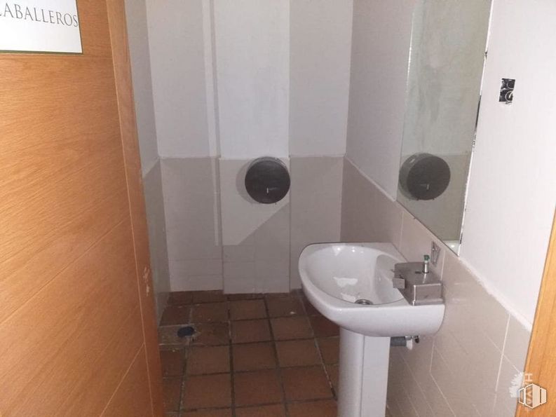 Retail for sale at Calle Concejo de la Mesta, 40, Escalona, Toledo, 45910 with sink, brown, plumbing fixture, property, bathroom, tap, bathroom sink, purple, fixture and fluid around