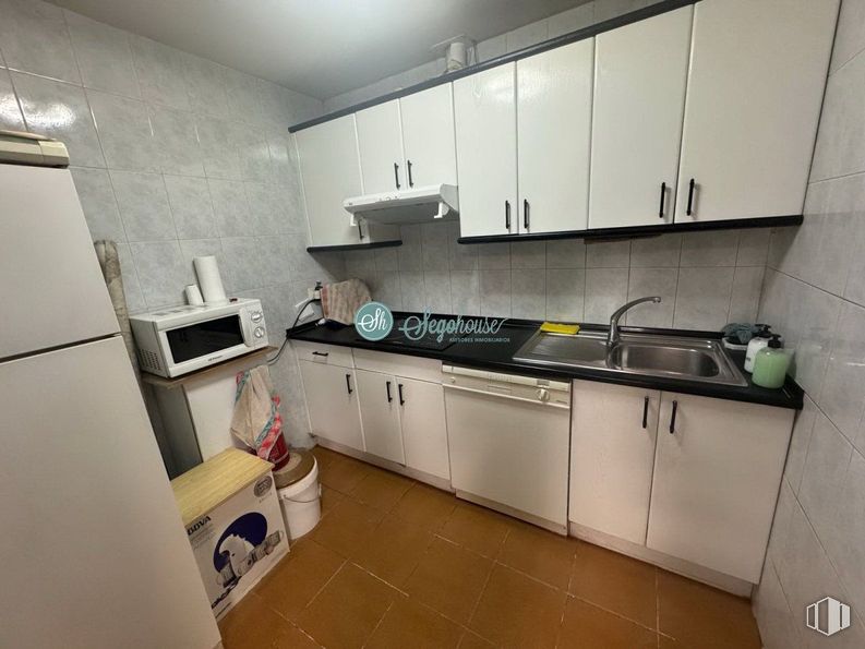 Nave en venta en Polígono Hontoria, Segovia, 40195 con horno microondas, refrigerador, lavaplatos, ebanistería, horno, alacena, aparato de cocina, electrodoméstico, fregadero y grifo alrededor