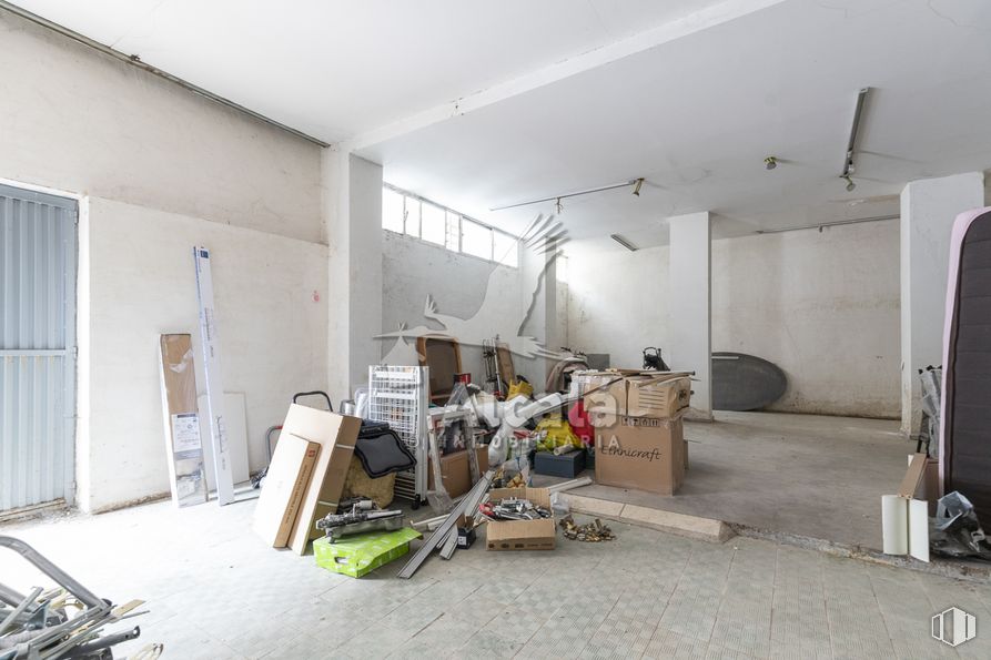 Retail for sale at Calle Gil de Andrade, Alcalá de Henares, Madrid, 28804 with wood, fixture, floor, flooring, gas, ceiling, hardwood, machine, composite material and event around