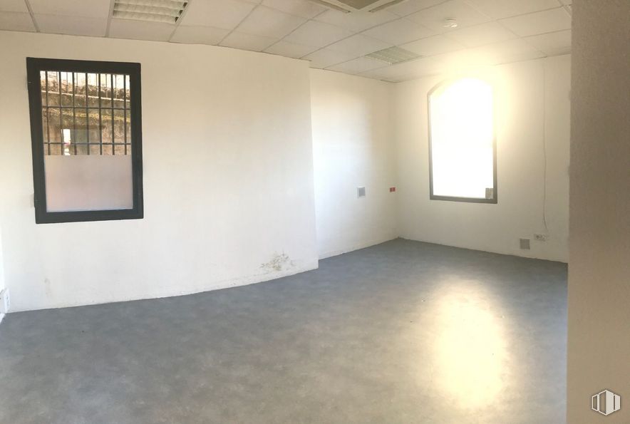 Retail for sale & for rent at Zona centro, Cercedilla, Madrid, 28470 with picture frame, window, fixture, building, wood, door, interior design, hall, floor and flooring around