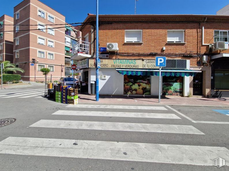 Local en venta en Zona Descubridores, Leganés, Madrid, 28911 con ventana, edificio, cielo, durante el día, superficie de la carretera, luz de la calle, arquitectura, asfalto, paso de cebra y diseño urbano alrededor