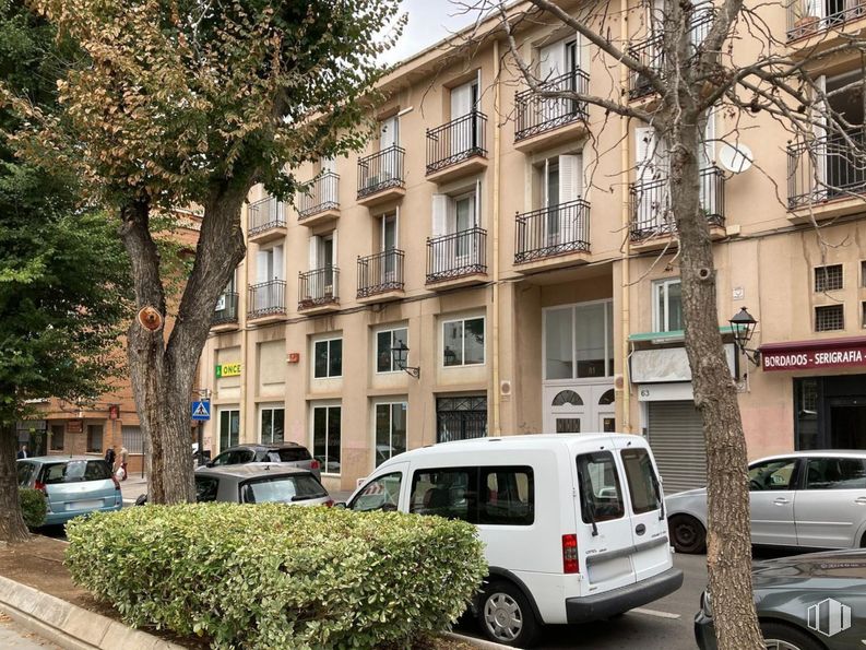 Office for rent at Calle Capitán Angosto Gómez, Aranjuez, Madrid, 28300 with car, plant, land vehicle, tire, vehicle, building, window, wheel, tree and urban design around