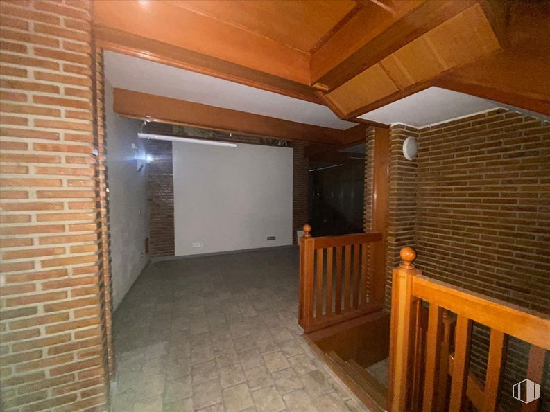 Oficina en venta en Calle Nueva, Toledo, 45001 con edificio, madera, interiorismo, casa, suelo, puerta, suelos, tinte para madera, albañilería y inmobiliario alrededor