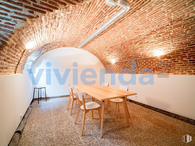 Local en venta en Calle San Simón, Centro, Madrid, 28012 con silla, mesa de cocina y comedor, mesa, taburete, mueble, propiedad, madera, interiorismo, arquitectura y suelos alrededor