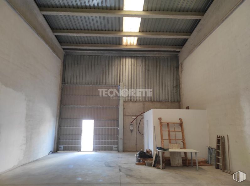 Nave en alquiler en Zona Polígono Industrial, Cabanillas del Campo, Guadalajara, 19171 con mesa, escalera, madera, interiorismo, hall, suelos, suelo, pared, haz y accesorio alrededor