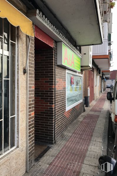 Retail for sale at Calle Santo Tomás de Aquino, 35, Parla, Madrid, 28980 with window, automotive parking light, road surface, car, building, neighbourhood, brick, sidewalk, city and road around