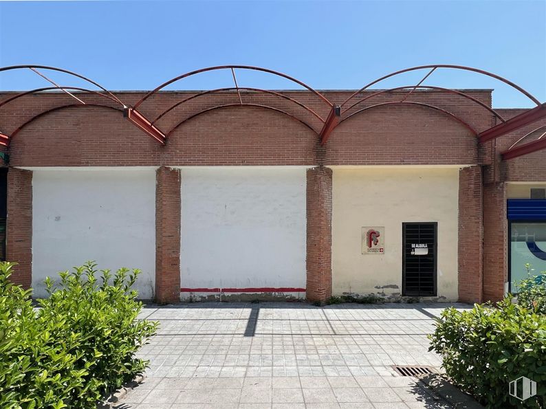 Local en alquiler en Avenida Viñuelas, 17, Tres Cantos, Madrid, 28760 con puerta, planta, durante el día, propiedad, cielo, sombra, albañilería, arquitectura, ladrillo y superficie de la carretera alrededor