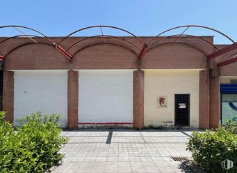 Local en alquiler en Avenida Viñuelas, 17, Tres Cantos, Madrid, 28760 con puerta, planta, durante el día, propiedad, cielo, sombra, albañilería, arquitectura, ladrillo y superficie de la carretera alrededor