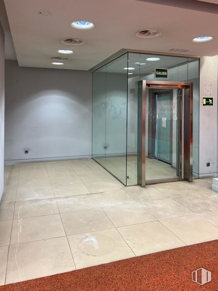 Local en alquiler en Calle Soria, Alcorcón, Madrid, 28921 con puerta, accesorio, madera, suelo, diseño de interiores, pasillo, piso, exterior automotriz, pared y edificio alrededor