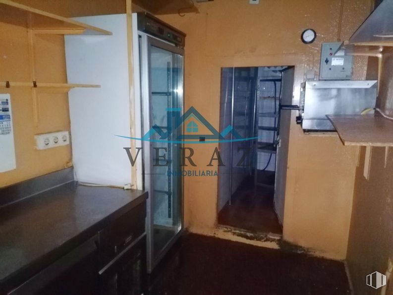 Retail for sale at Calle Joaquina Santander, Talavera de la Reina, Toledo, 45600 with countertop, cabinetry, fixture, wood, door, window, building, flooring, house and hardwood around