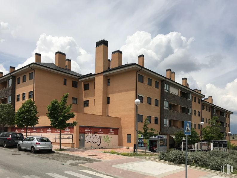 Retail for sale at Calle de Estación de Atocha, 16, Colmenar Viejo, Madrid, 28770 with car, building, cloud, sky, wheel, plant, window, tire, vehicle and tree around