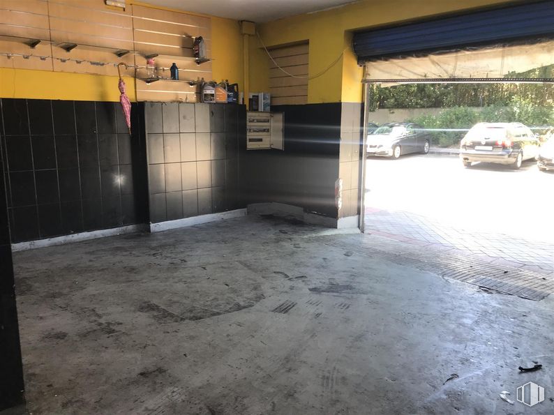 Retail for rent at Calle Jacobinia, 90, Carabanchel, Madrid, 28047 with car, tire, road surface, asphalt, vehicle, automotive tire, wheel, flooring, floor and plant around