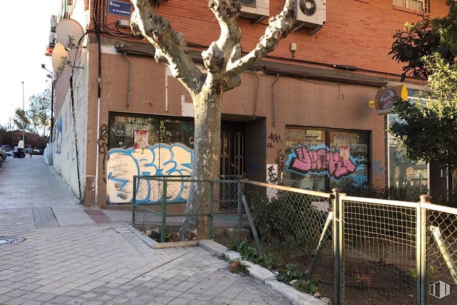 Local en venta en Calle Dinamarca, 8, Fuenlabrada, Madrid, 28942 con edificio, planta, ventana, superficie de carretera, diseño urbano, árbol, valla, barrio, pared y casa alrededor