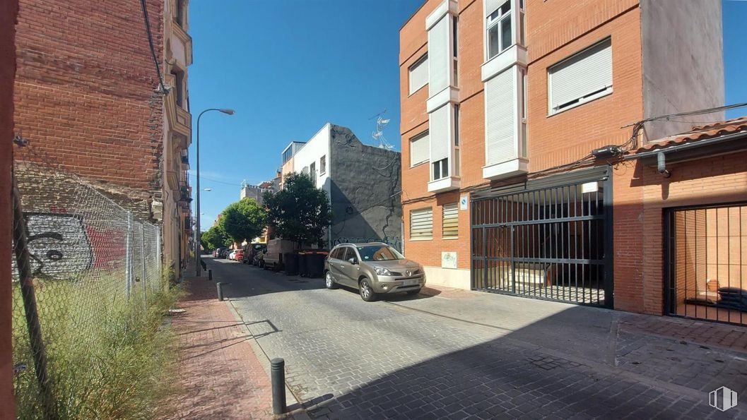 Suelo en venta en Calle Juan Portas, 7, Puente de Vallecas, Madrid, 28018 con coche, ventana, edificio, luz de la calle, planta, vehículo, infraestructura, superficie de la carretera, cielo y diseño urbano alrededor