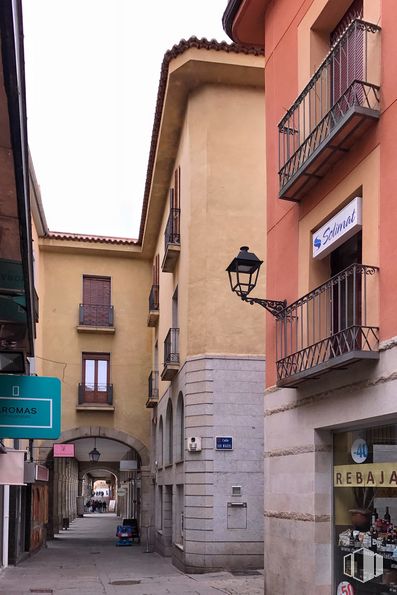 Oficina en alquiler en Zona Centro, Ávila, 05001 con ventana, alumbrado, edificio, tiempo de día, azul, azur, luz de la calle, lámpara, vecindario, linterna y madera alrededor