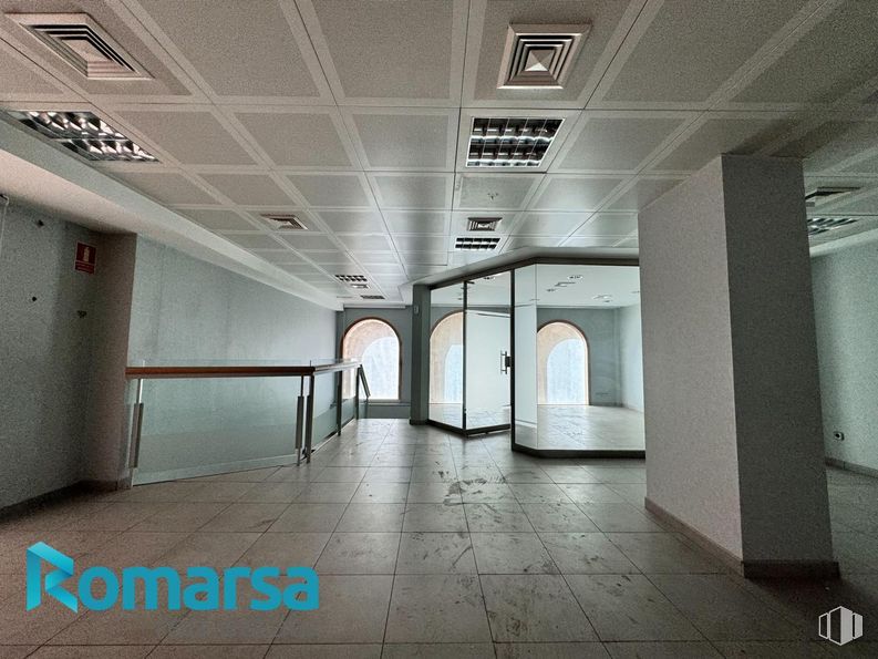 Retail for rent at Calle San Millán, Ávila, 05001 with fixture, hall, flooring, floor, building, glass, ceiling, space, tile flooring and composite material around