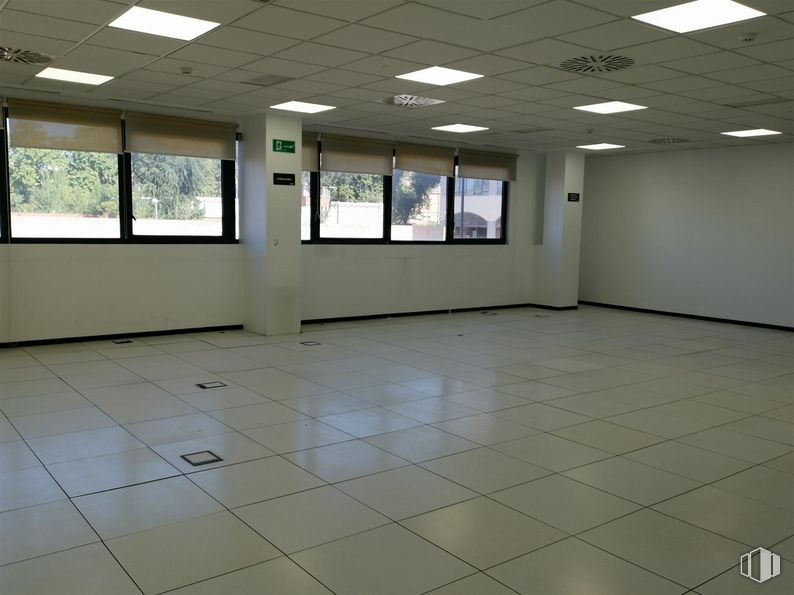 Oficina en alquiler en Calle Haya, 4, Carabanchel, Madrid, 28044 con lámpara, ventana, alumbrado, accesorio, suelo, suelos, vidrio, edificio, hall y techo alrededor