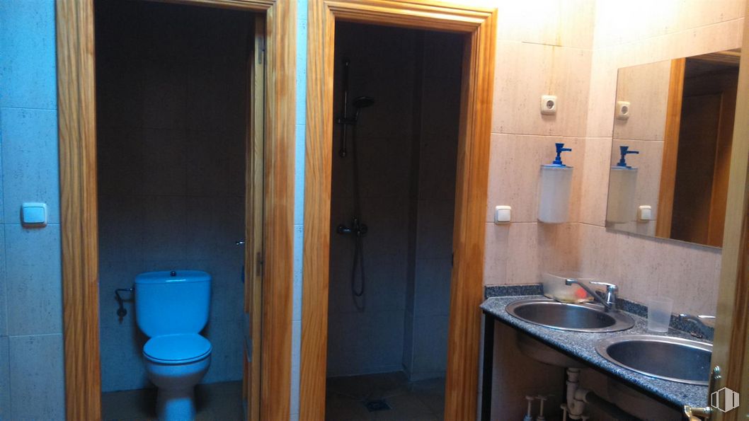 Industrial for sale at Zona Los Olivos - Los Ángeles, Getafe, Madrid, 28905 with toilet, sink, countertop, door, bathroom cabinet, property, blue, kitchen sink, fixture and wood around