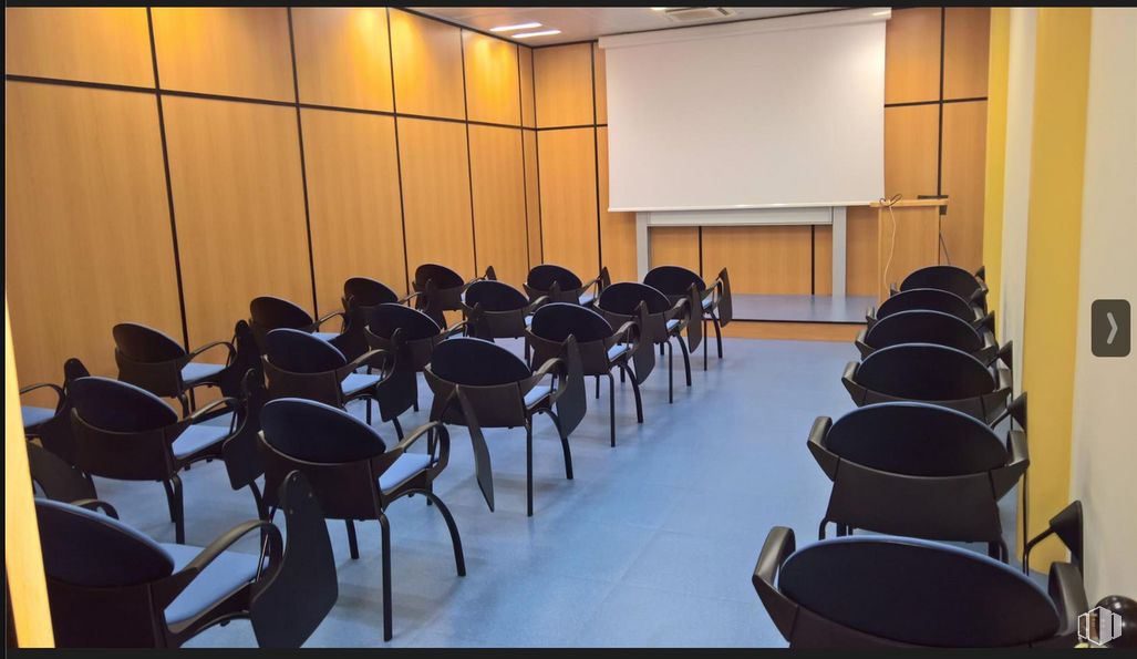 Oficina en alquiler en Los Gamos II, Calle Joaquín Turina , Pozuelo de Alarcón, Madrid, 28223 con silla, tecnología, evento, pizarra, sala de conferencias, habitación, hall, ciudad, clase y auditorio alrededor