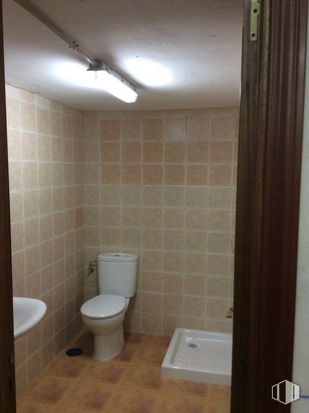 Industrial for rent at Calle Ventalama, Toledo, 45007 with toilet, sink, lighting, property, building, plumbing fixture, bathroom, fixture, purple and flooring around