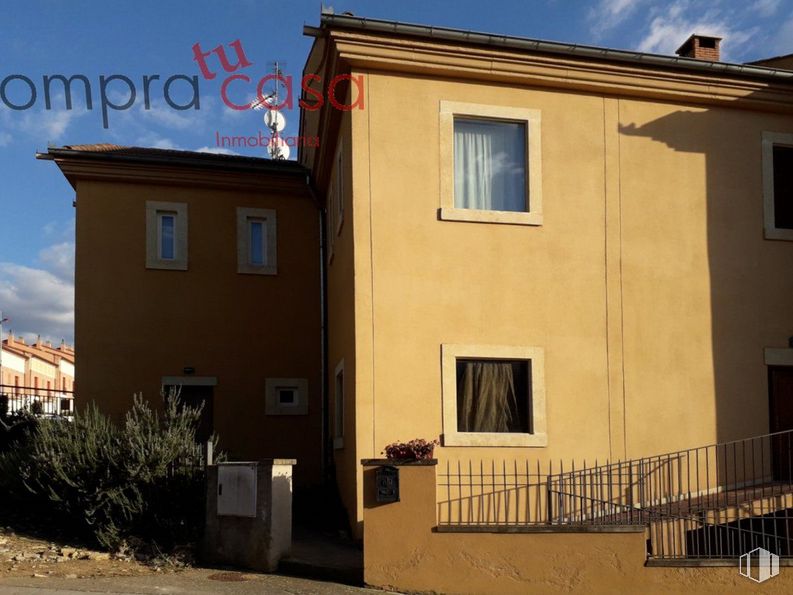 Retail for sale at Zona Carretera de Valladolid, La Lastrilla, Segovia, 40196 with window, sky, plant, building, azure, wood, fixture, cloud, neighbourhood and wall around