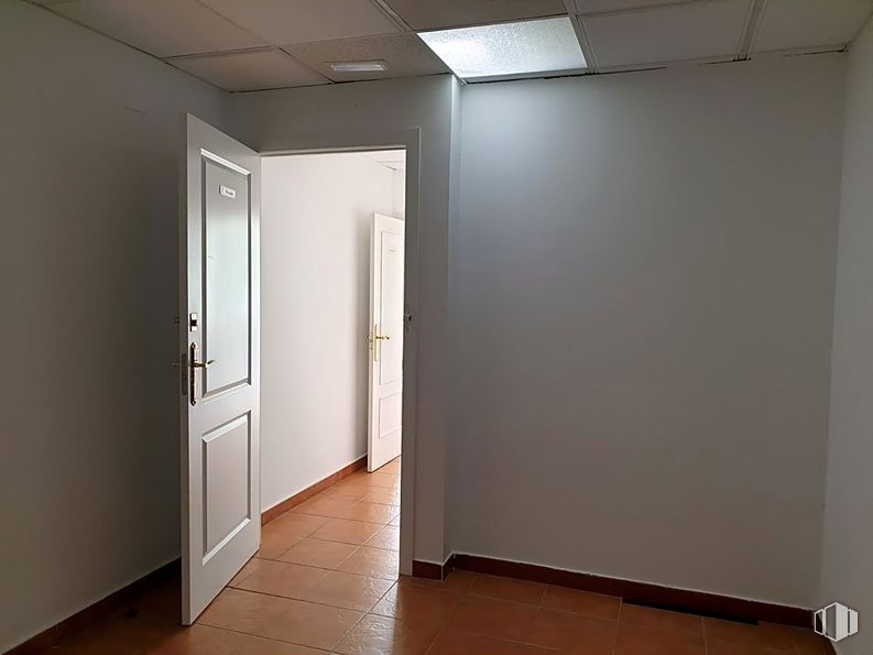 Local en alquiler en Calle Mantua Carpetanorum, Villamanta, Madrid, 28610 con propiedad, accesorio, madera, puerta, suelos, pared, suelo, hall, techo y madera dura alrededor