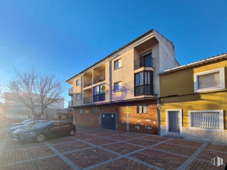 Local en alquiler en Casco urbano, Arcas del Villar, Cuenca, 16123 con coche, casa, ventana, puerta, edificio, cielo, neumático, propiedad, rueda y superficie de la carretera alrededor