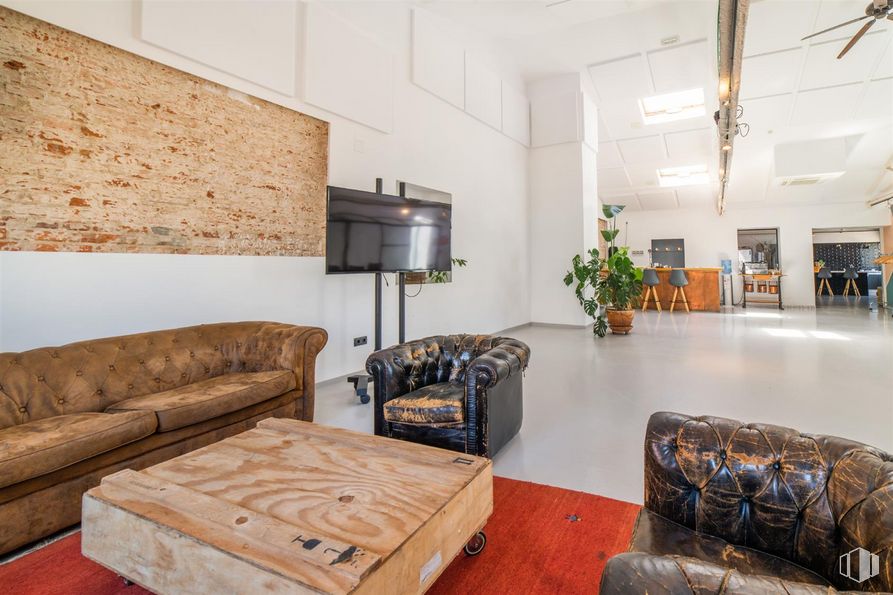 Local en alquiler en Calle Sierra de los Filabres, 24, Puente de Vallecas, Madrid, 28038 con sofá, mueble, propiedad, marco, confort, edificio, mesa, planta de interior, sala de estar y interiorismo alrededor