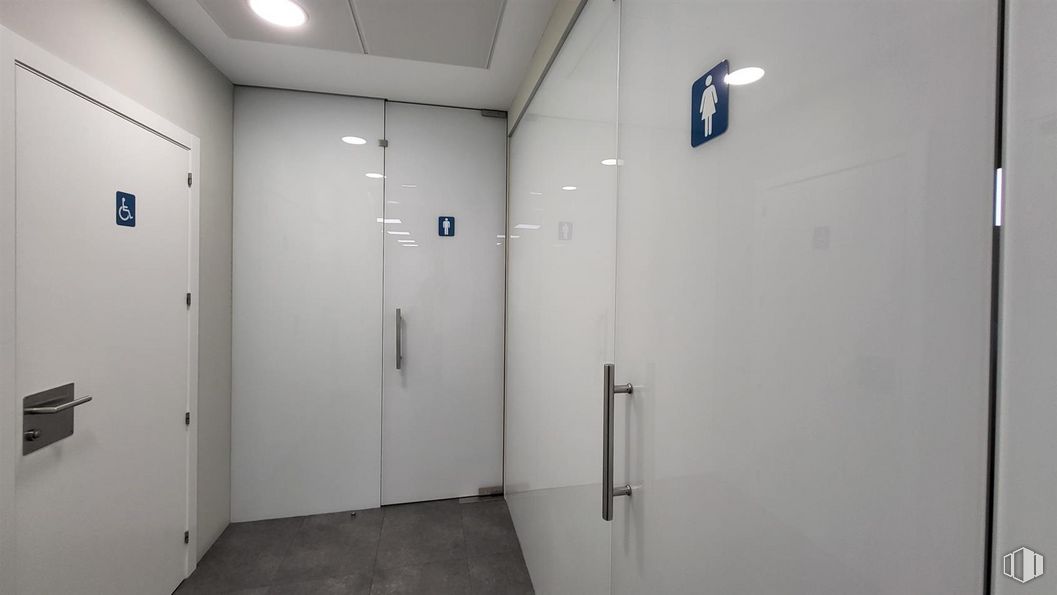 Oficina en alquiler en Edificio Cúspide, Paseo Castellana, 18, Salamanca, Madrid, 28046 con puerta, accesorio, asa, edificio, techo, suelos, material compuesto, aluminio, evento y azul eléctrico alrededor