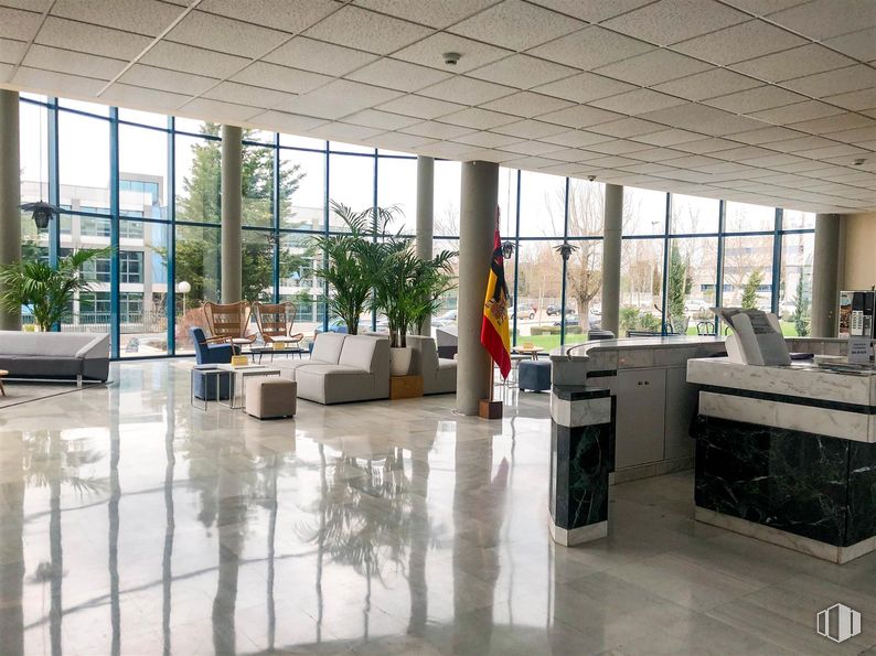 Office for sale & for rent at Calle Chile, Las Rozas de Madrid, Madrid, 28290 with flooring, floor, interior design, ceiling, lobby, commercial building, hall, glass, tile flooring and tile around