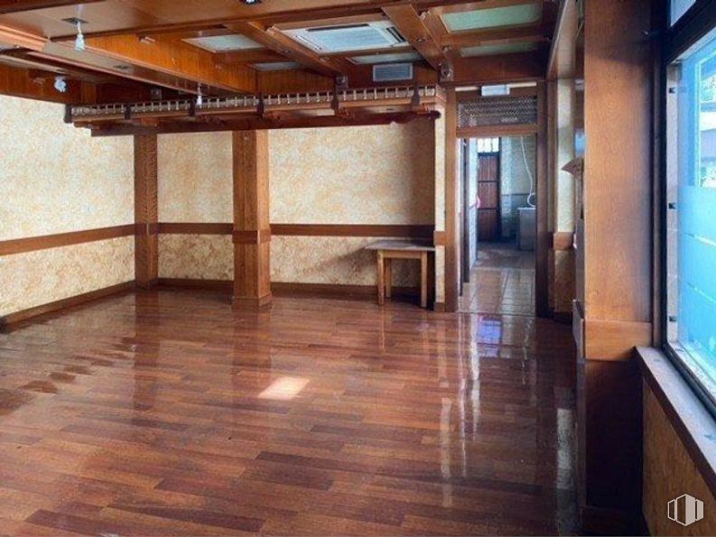 Retail for sale at Calle Corregidor Alonso de Tobar, Moratalaz, Madrid, 28030 with hall, wood, flooring, floor, wood stain, building material, plank, varnish, hardwood and shade around