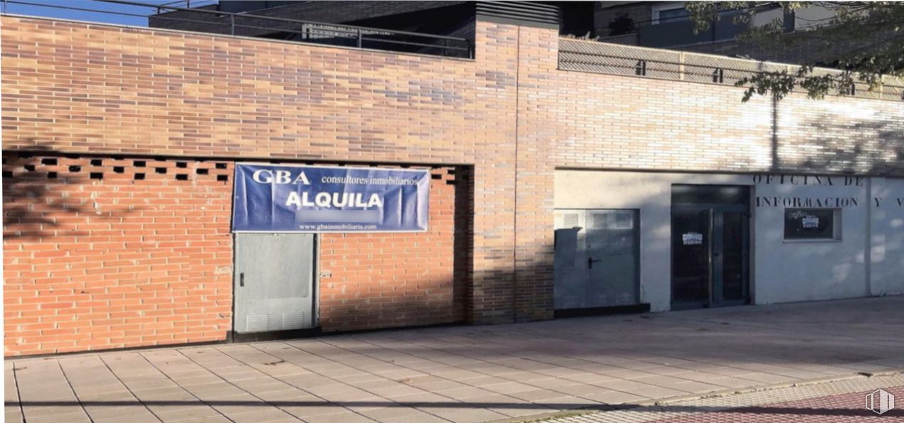 Local en alquiler en Zona Viñas Viejas, Boadilla del Monte, Madrid, 28660 con puerta, ladrillo, albañilería, madera, superficie de la carretera, accesorio, asfalto, rectángulo, material de construcción y fachada alrededor