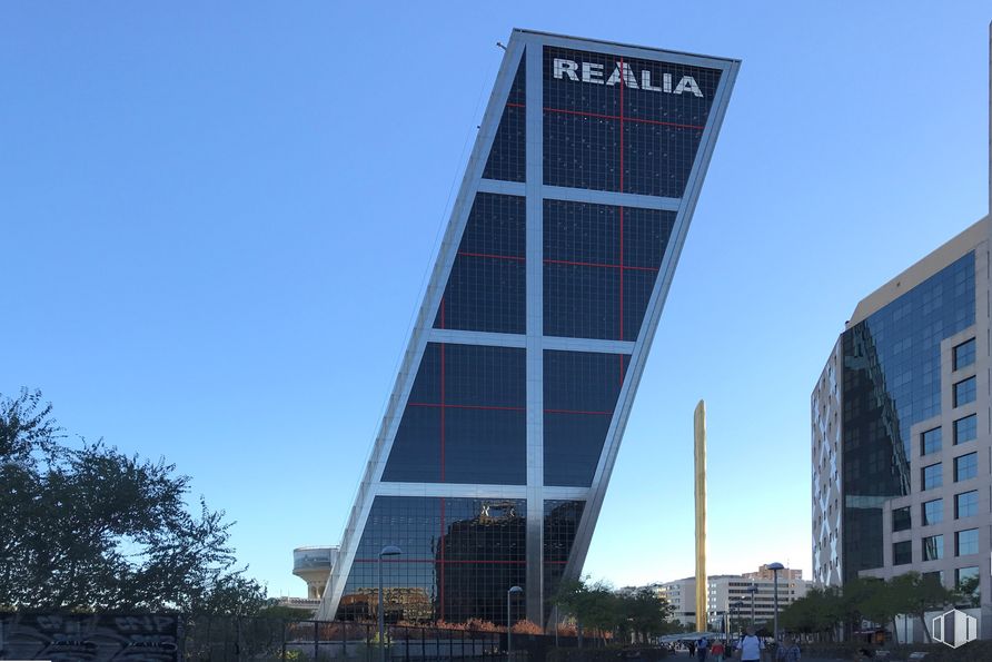 Oficina en alquiler en TORRE REALIA \ The Icon, Paseo Castellana, 216, Chamartín, Madrid, 28046 con edificio, cielo, rascacielos, torre, árbol, bloque de pisos, condominio, diseño urbano, edificio comercial y ciudad alrededor