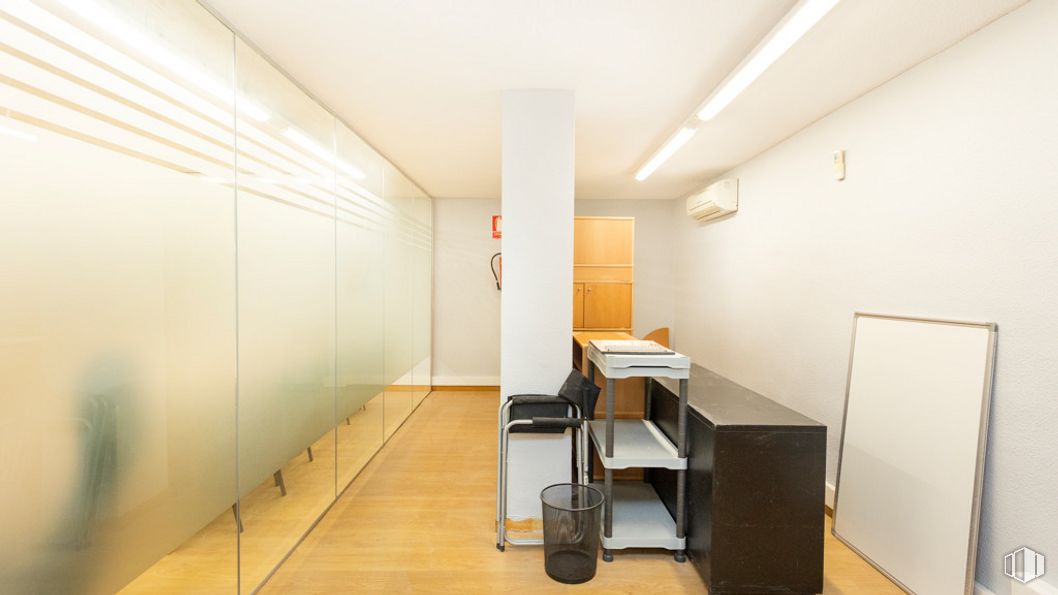 Retail for sale at Calle Estación, Las Rozas de Madrid, Madrid, 28230 with furniture, interior design, wood, flooring, fixture, floor, hall, ceiling, hardwood and building around