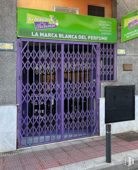 Retail for sale & for rent at Calle Alejandro Alonso Pena, Collado Villalba, Madrid, 28400 with fixture, purple, wood, door, window, gas, facade, metal, home fencing and composite material around