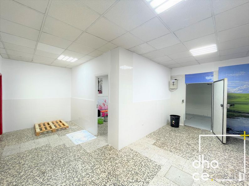 Retail for rent at Calle San Braulio, 3, Carabanchel, Madrid, 28019 with property, hall, interior design, flooring, floor, building, fixture, door, real estate and ceiling around