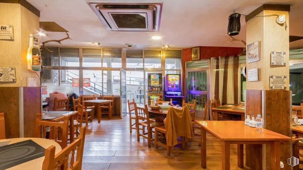 Retail for sale at Calle Francisco Ruíz, Usera, Madrid, 28026 with kitchen & dining room table, chair, table, restaurant, door, fast food restaurant, cafeteria and light fixture around