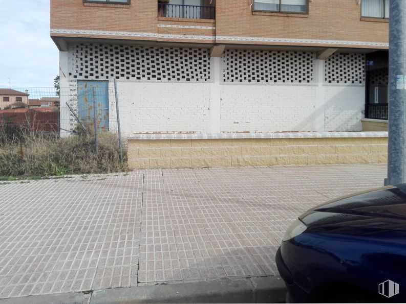 Retail for sale at Calle Maestro Guerrero, Fuensalida, Toledo, 45510 with car, building, window, plant, infrastructure, road surface, asphalt, automotive tire, shade and house around