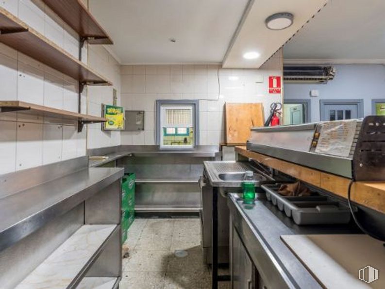 Local en alquiler y venta en Calle Ezequiel Solana, 111, Ciudad Lineal, Madrid, 28017 con encimera, fregadero, propiedad, edificio, cocina, madera, interiorismo, aparato de cocina, suelo y suelos alrededor