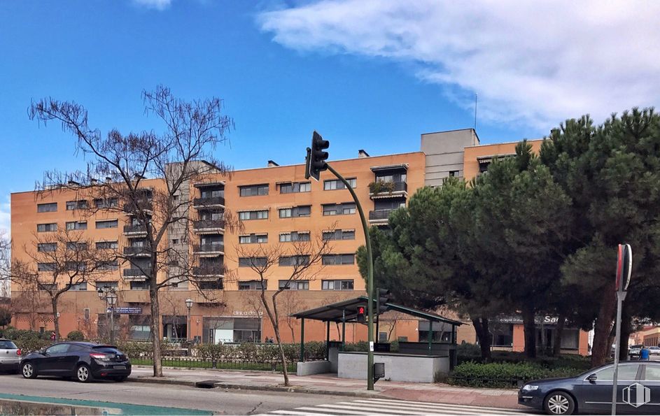 Local en alquiler y venta en Calle Adelfas, 3, Alcorcón, Madrid, 28925 con coche, edificio, nube, planta, cielo, vehículo terrestre, propiedad, vehículo, rueda y árbol alrededor