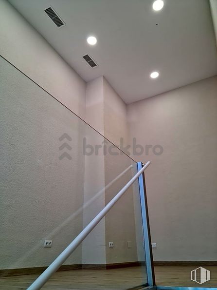 Retail for sale at Calle General Pardiñas, Salamanca, Madrid, 28006 with property, building, interior design, wood, floor, flooring, fixture, shade, ceiling and composite material around