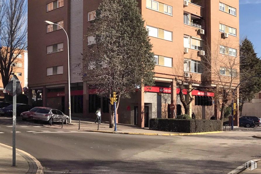 Local en alquiler en Calle Callao, 42, Fuenlabrada, Madrid, 28945 con coche, edificio, fotografía, ventana, planta, superficie de la carretera, árbol, diseño urbano, asfalto y vehículo alrededor