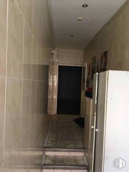 Local en alquiler y venta en Calle San Antonio, 123, Aranjuez, Madrid, 28300 con refrigerador, accesorio, suelo, piso, madera, techo, material compuesto, edificio, puerta y pasillo alrededor